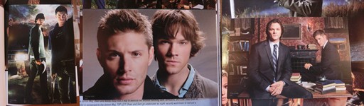 Photos des photos promos à détacher dans le livre The Essential Supernatural : On the road with Sam and Dean Winchester", livre autour de la série Supernatural