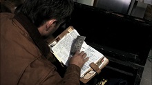 Image de Dean lisant le journal de John Winchester