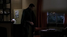 Image de Dean regardant le journal de John Winchester