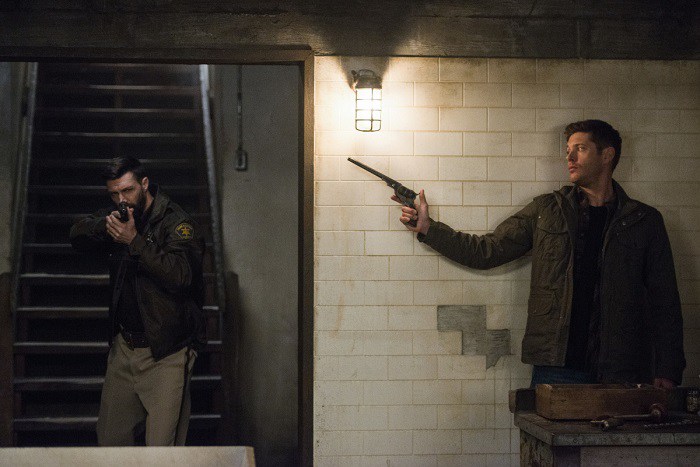 Dean (Jensen Ackles) prt  faire feu sur le sheriff Bishop (Steve Boyle)