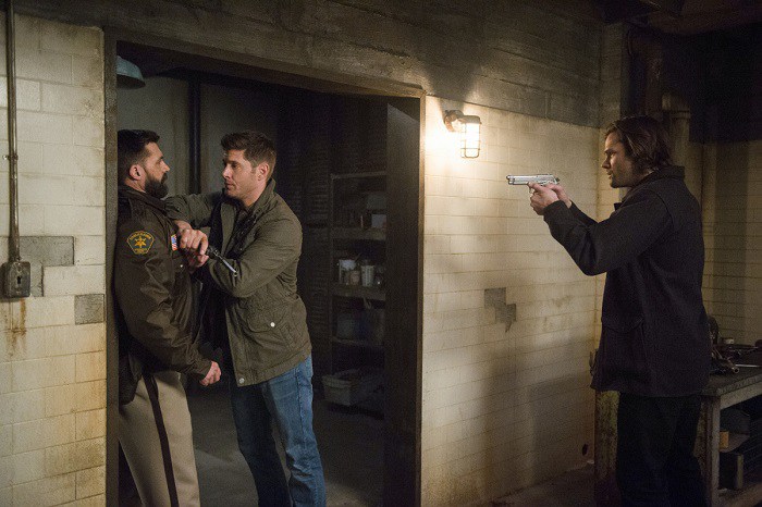 Sam (Jared Padalecki) et Dean (Jensen Ackles) tenant en joue le sheriff Bishop (Steve Boyle)