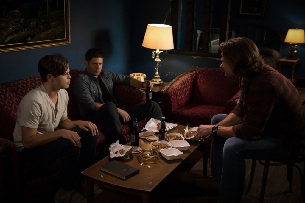 Jack (Alexander Calvert), Sam (Jared Padalecki) et Dean (Jensen Ackles) en plein repas