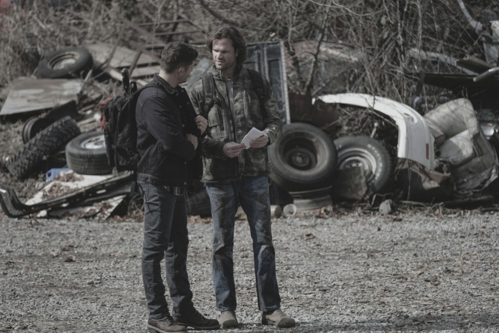 Dean Winchester (Jensen Ackles) et Sam Winchester (Jared Padalecki) en discussion