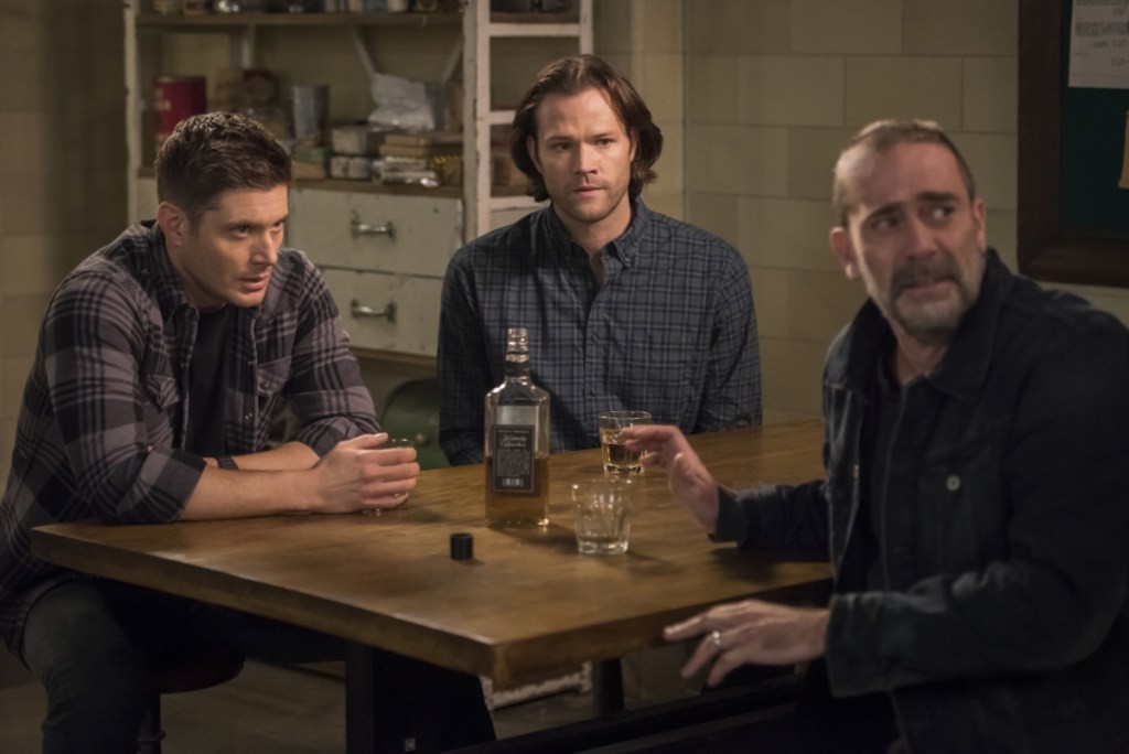 Dean (Jensen Ackles), Sam (Jared Padalecki) et John Winchester (Jeffrey Dean Morgan)  table