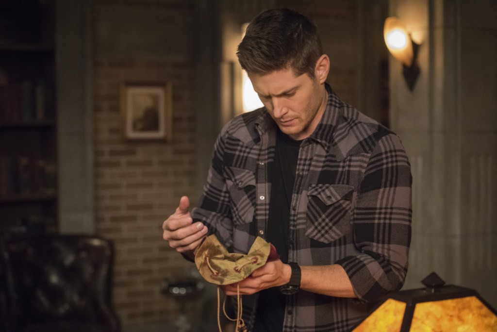 Dean (Jensen Ackles) ouvrant un sac