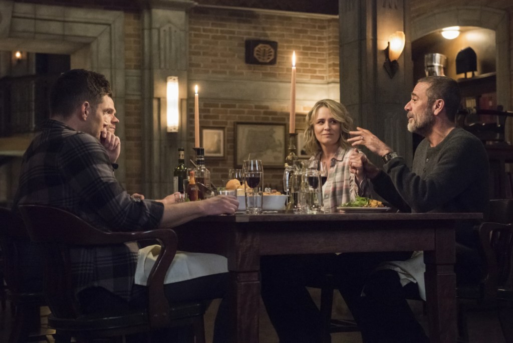 Dean (Jensen Ackles), Sam (Jared Padalecki) Mary (Samantha Smith) et John Winchester (Jeffrey Dean Morgan)  table