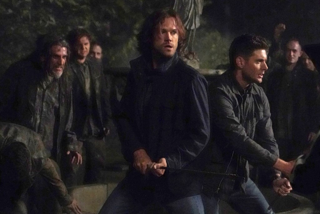 Sam (Jared Padalecki) et Dean (Jensen Ackles) combattant des zombies