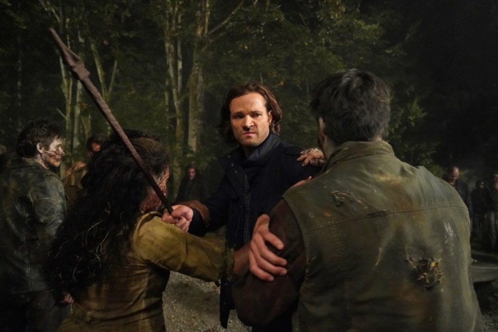 Sam (Jared Padalecki) combattant des zombies
