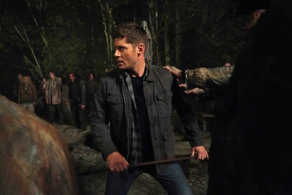 Dean (Jensen Ackles) combattant des zombies