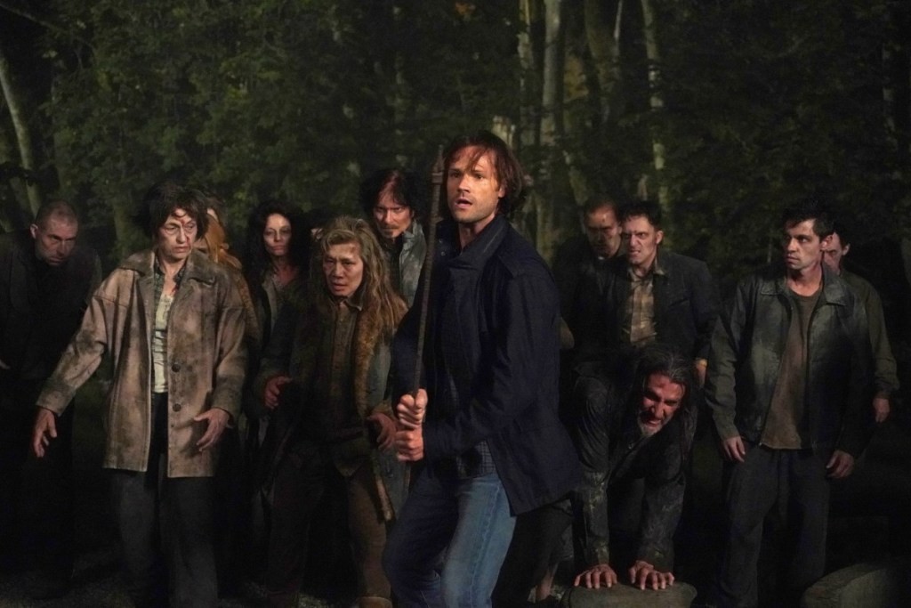Sam (Jared Padalecki) entouré de zombies