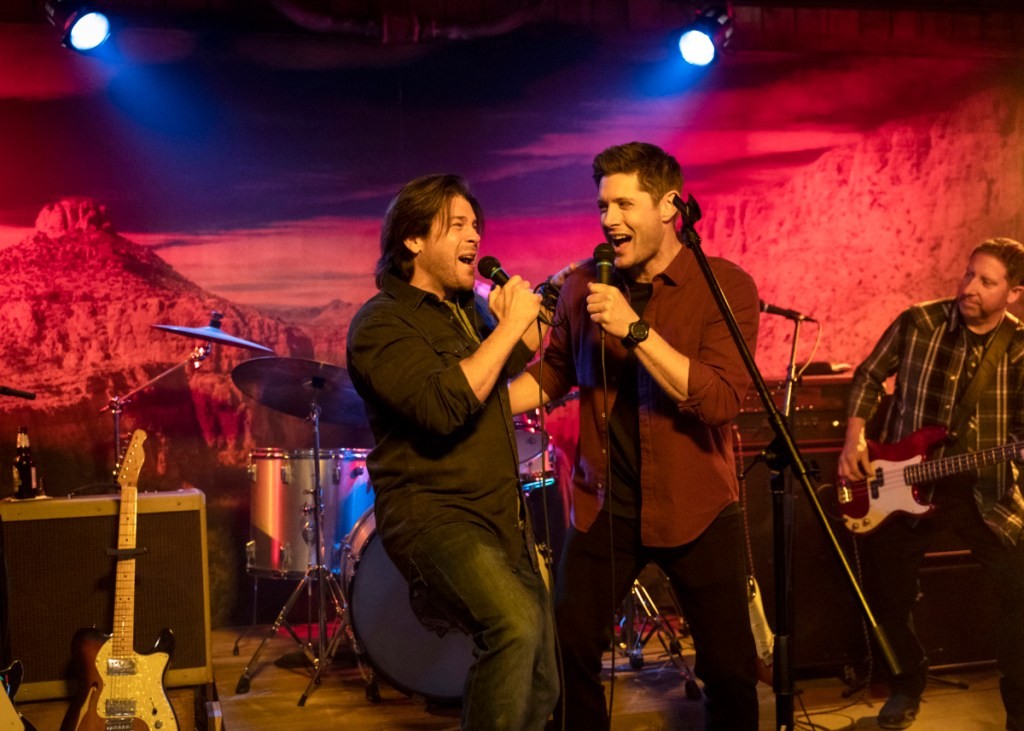 Dean (Jensen Ackles) chantant avec Lee Webb (Christian Kane)