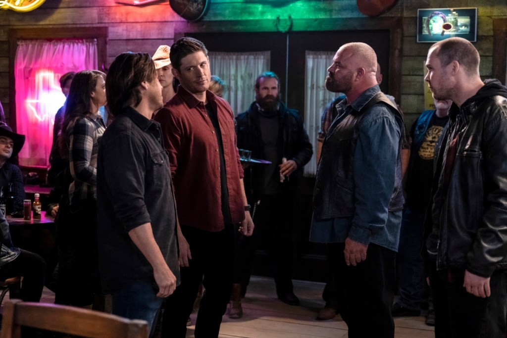 Dean (Jensen Ackles) et Lee Webb (Christian Kane) face  quelques messieurs