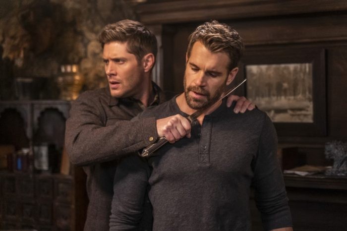 Dean (Jensen Ackles) menaant un homme d'un couteau