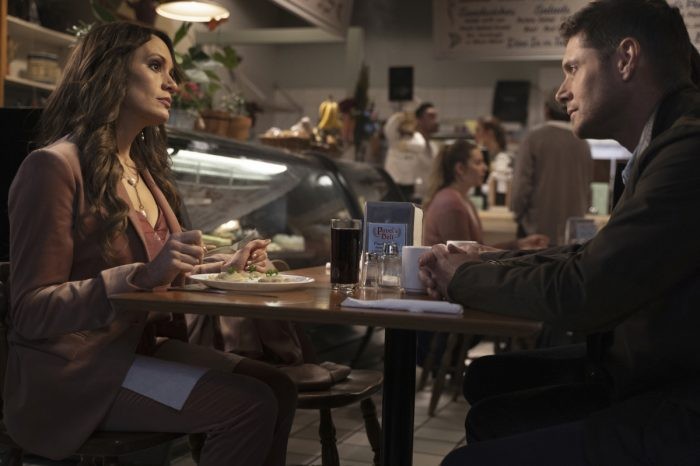 Dean (Jensen Ackles) face à Amara (Emily Swallow) dans un restaurant