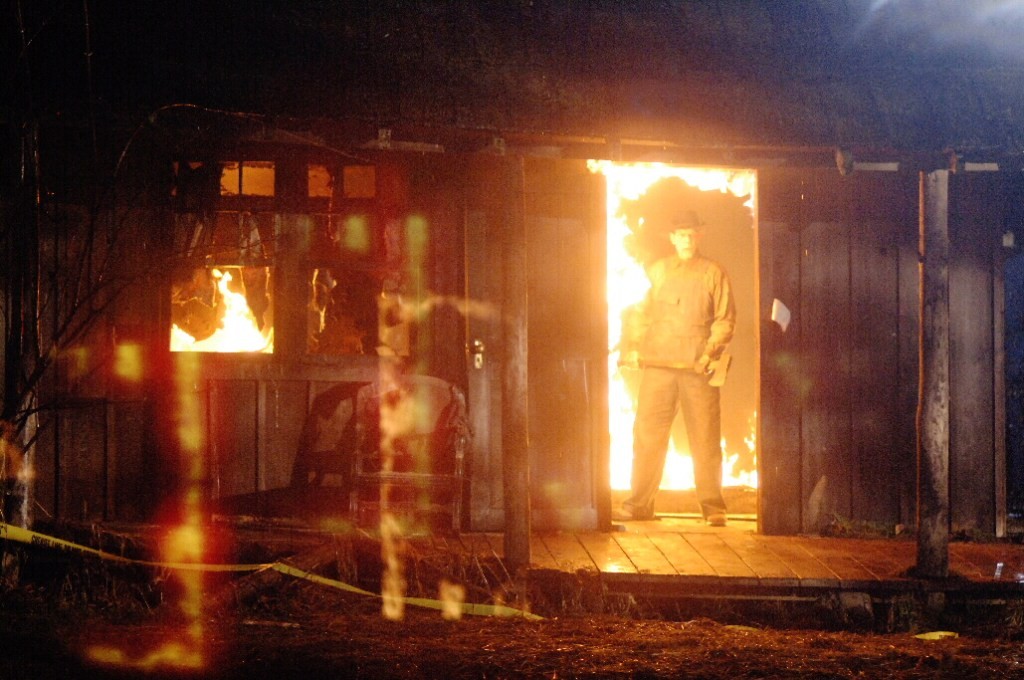Mordechai Murdock (Nick Harrison) dans sa maison en feu