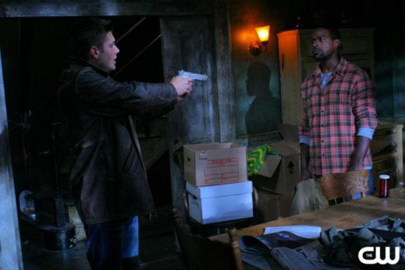 Dean (Jensen Ackles) menaçant Gordon Walker (Sterling K. Brown) d'une arme