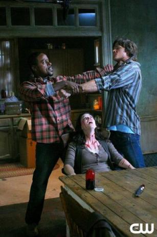 Gordon Walker (Sterling K. Brown) et Sam (Jared Padalecki) en train de se bagarrer derrière Lenore (Amber Benson)