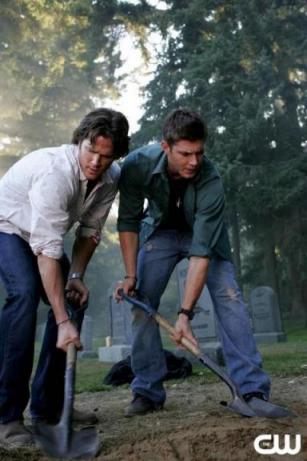 Sam (Jared Padalecki) et Dean (Jensen Ackles) en train de creuser une tombe
