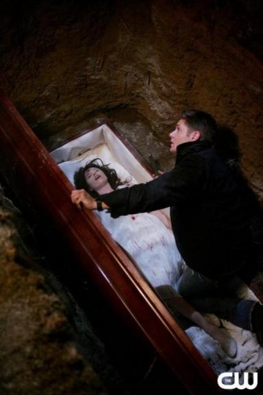 Dean (Jensen Ackles) au dessus d'un cercueil