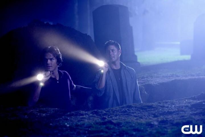 Sam (Jared Padalecki) et Dean (Jensen Ackles) dans un cimetire