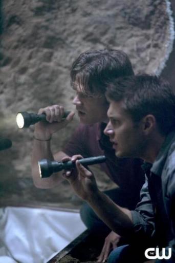 Dean (Jensen Ackles) et Sam (Jared Padalecki) enqutent