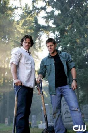 Dean (Jensen Ackles) et Sam (Jared Padalecki) pelles en main