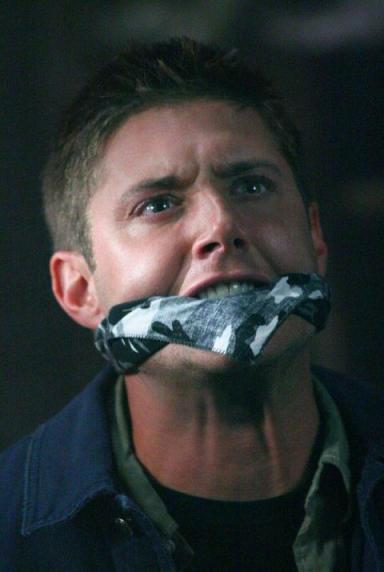 Dean (Jensen Ackles) bâillonné
