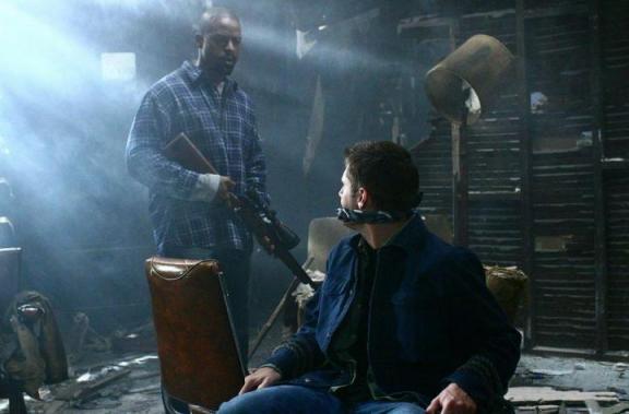 Gordon Walker (Sterling K. Brown) retenant Dean (Jensen Ackles) prisonnier