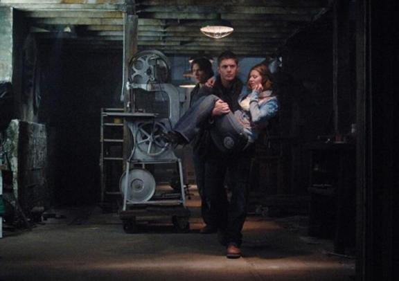 Sam (Jared Padalecki) et Dean (Jensen Ackles) portant une blessée (Katie Chapman)