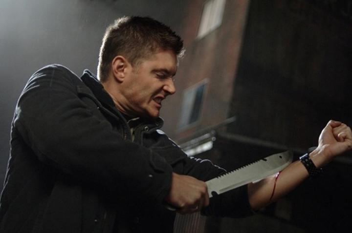 Dean (Jensen Ackles) se coupant le bras