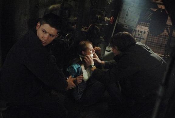 Dean (Jensen Ackles) et Sam (Jared Padalecki) au secours d'une blessée (Katie Chapman)