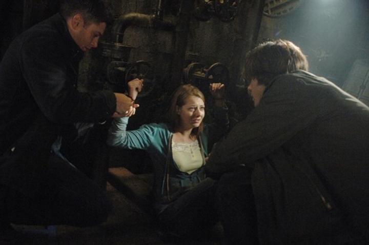 Dean (Jensen Ackles) et Sam (Jared Padalecki) au secours d'une blessée (Katie Chapman)