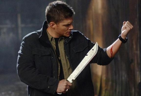 Dean (Jensen Ackles) se coupant le bras
