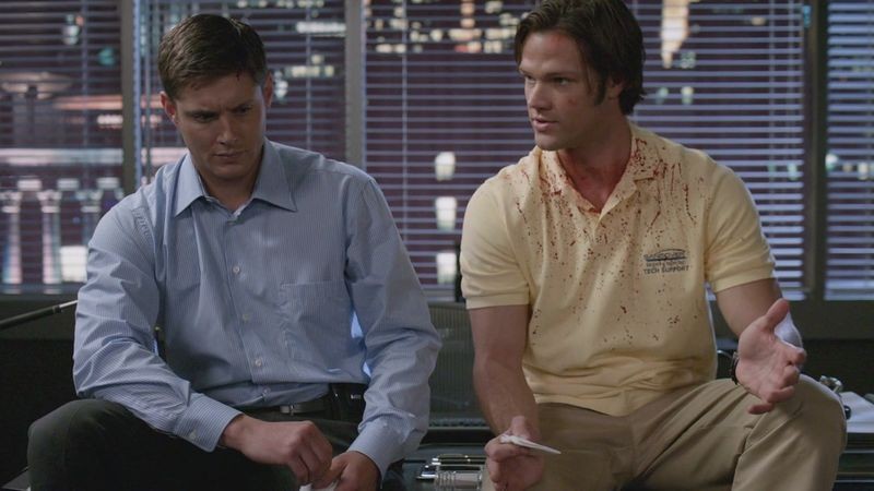 Dean (Jensen Ackles) et Sam (Jared Padalecki) taché de sang