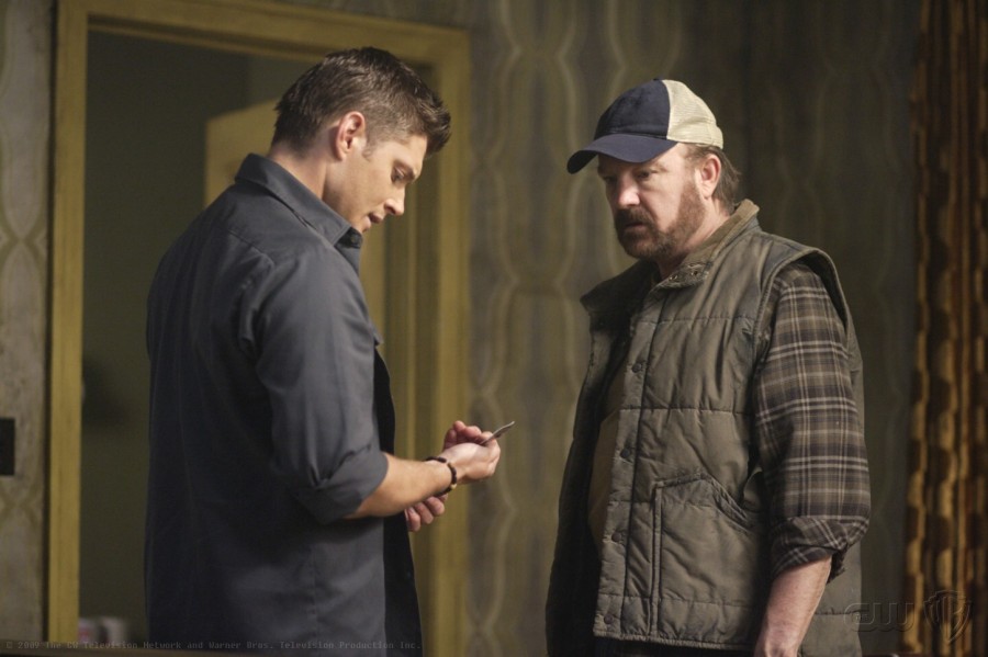 Bobby (Jim Beaver) face à Dean (Jensen Ackles) se coupant la main