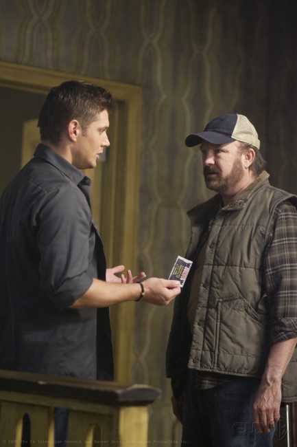 Dean (Jensen Ackles) discutant avec Bobby (Jim Beaver)