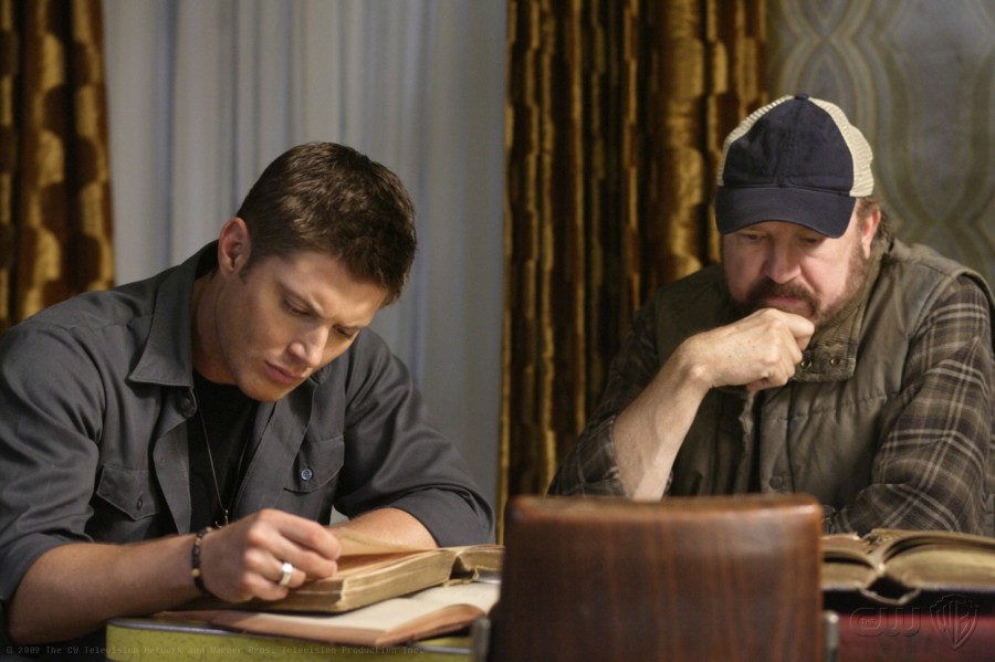 Dean (Jensen Ackles) et Bobby (Jim Beaver) en pleines recherches
