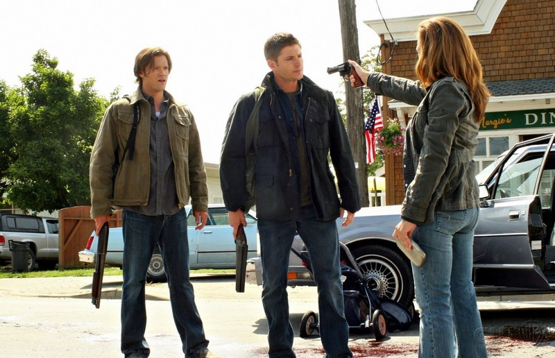 Dean (Jensen Ackles) et Sam (Jared Padalecki) face à Ellen Harvelle (Samantha Ferris) armée