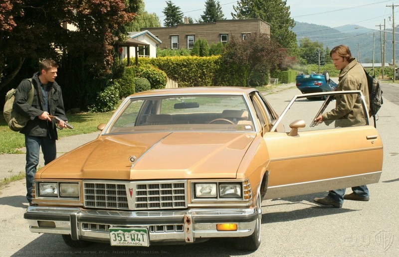 Dean (Jensen Ackles) et Sam (Jared Padalecki) vérifiant une voiture