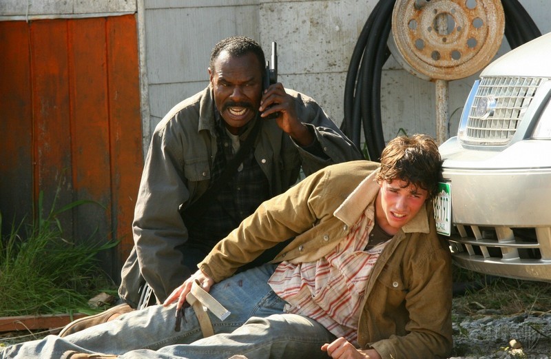 Rufus (Steven Williams) venant en aide à un jeune (Steve Love)