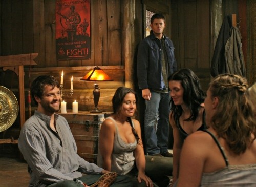 Dean (Jensen Ackles) regardant Castiel (Misha Collins) agrablement entour