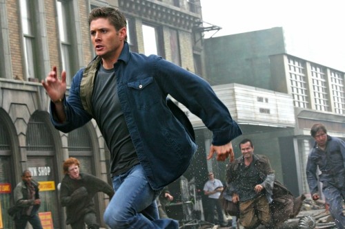Dean (Jensen Ackles) prenant la fuite