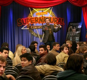 Chuck (Rob Benedict) animant une convention Supernatural