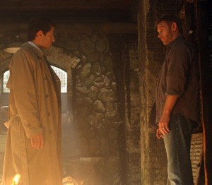 Castiel (Misha Collins) encerclé de feu et Lucifer (Mark Pellegrino)