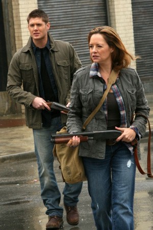 Ellen Harvelle (Samantha Ferris) et Dean (Jensen Ackles)