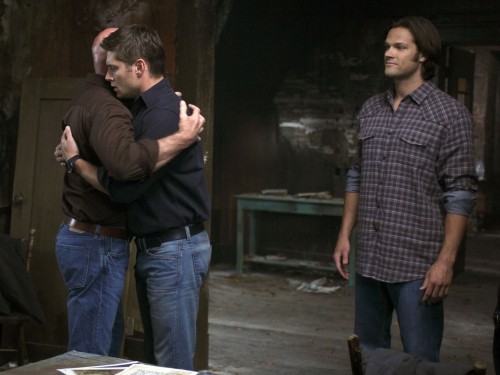 Dean (Jensen Ackles) prenant dans ses bras Samuel (Mitch Pileggi) et Sam (Jared Padalecki)
