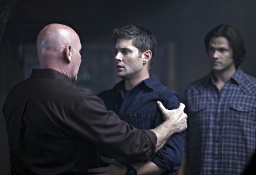 Samuel (Mitch Pileggi) tenant Dean (Jensen Ackles) par les épaules et Sam (Jared Padalecki)