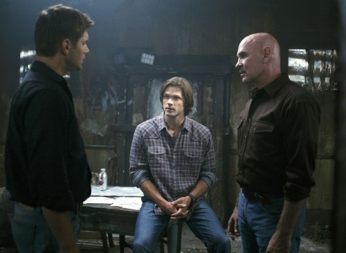 Dean (Jensen Ackles), Sam (Jared Padalecki) et Samuel (Mitch Pileggi)