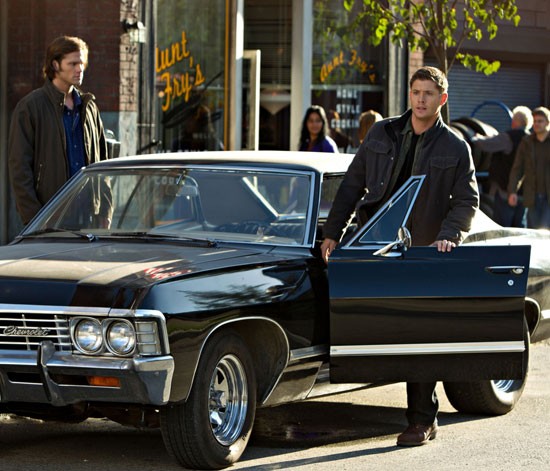 Dean (Jensen Ackles) sortant de voiture