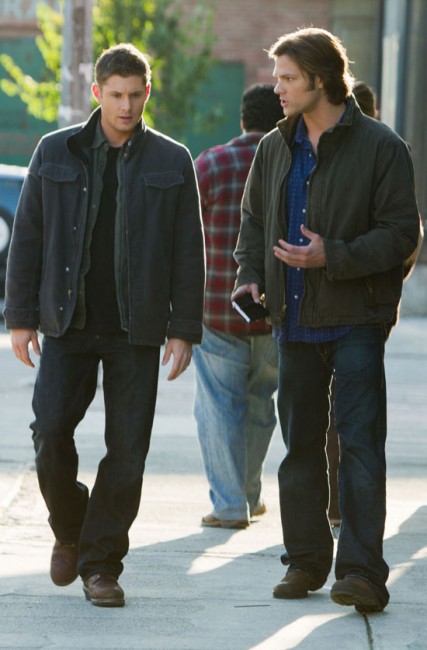 Dean (Jensen Ackles) et Sam (Jared Padalecki) en pleine discussion
